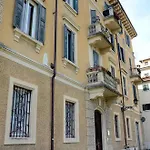 Le Flaneur - Vintage 3*
