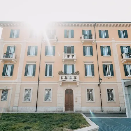 Le Flaneur - Vintage 3*