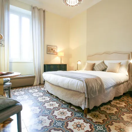 Le Flaneur - Vintage 3*