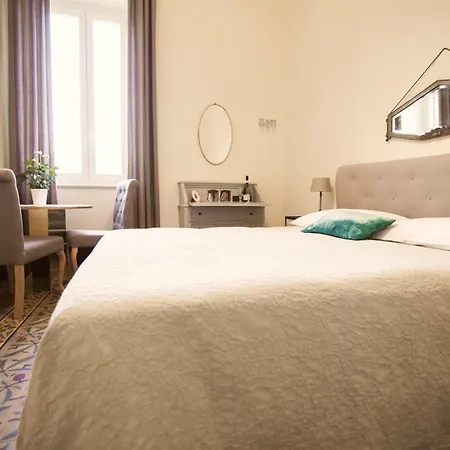 Le Flaneur - Vintage - Private 3*