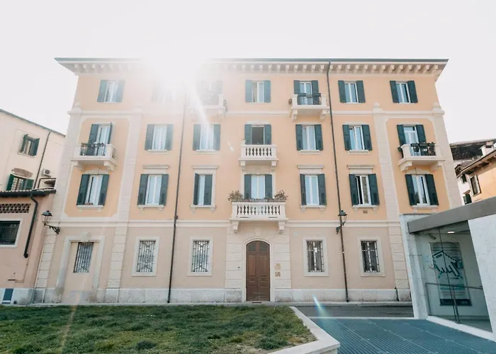 Le Flaneur - Vintage 3*